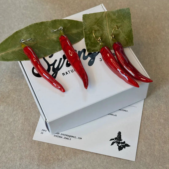 Pendientes Chillie de Syringa Jewels: chiles naturales
encapsulados en resina UV, versión aro plata y aro dorado.