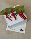 Pendientes Chillie de Syringa Jewels: chiles naturales
encapsulados en resina UV, versión aro plata y aro dorado.
