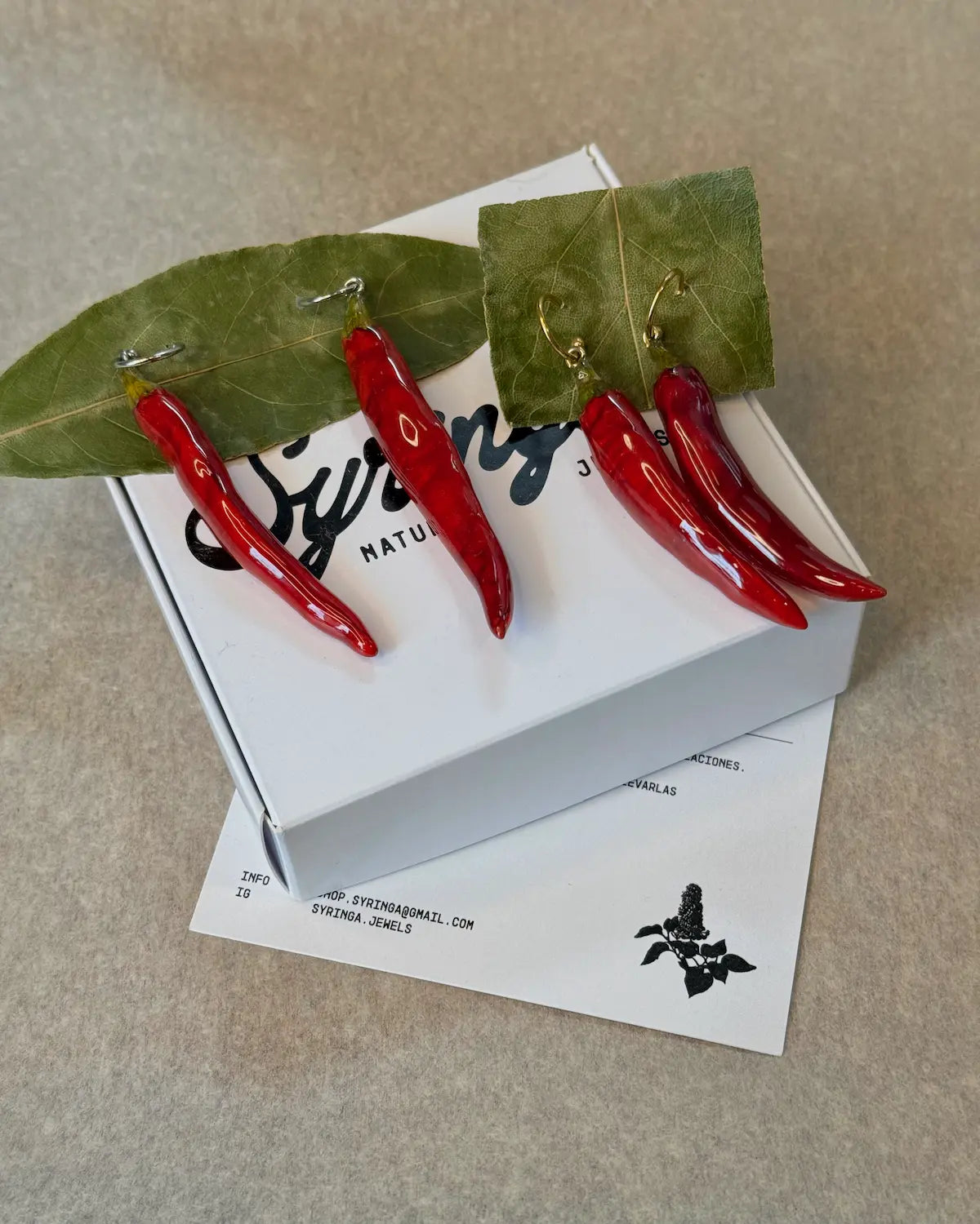 Pendientes Chillie de Syringa Jewels: chiles naturales
encapsulados en resina UV, versión aro plata y aro dorado.