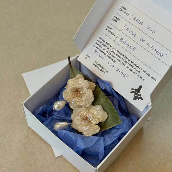 Pendientes Rosa de Pitimín de Syringa Jewels: rosa natural
en resina con perla colgante, recogida en Beade, Vigo.