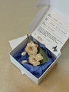 Pendientes Rosa de Pitimín de Syringa Jewels: rosa natural
en resina con perla colgante, recogida en Beade, Vigo.