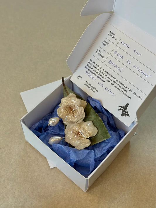 Pendientes Rosa de Pitimín de Syringa Jewels: rosa natural
en resina con perla colgante, recogida en Beade, Vigo.