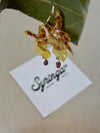 Pendientes Dama Danzante de Syringa Jewels: orquídea
Oncidium amarilla y burdeos encapsulada en resina UV.
