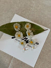 Pendientes Tres Margaritas de Syringa Jewels: Bellis
perennis en resina UV en cascada con colgante de cristal.