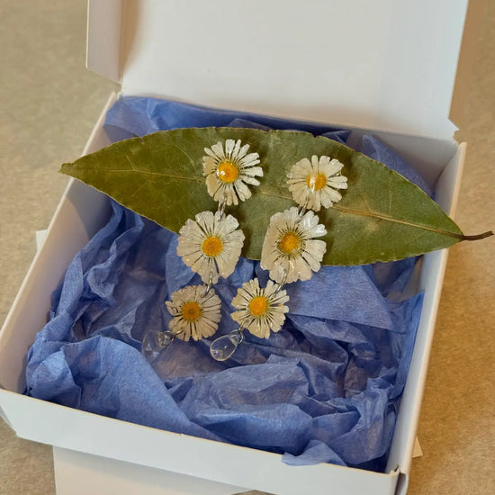 Pendientes Tres Margaritas de Syringa Jewels: Bellis
perennis en resina UV en cascada con colgante de cristal.