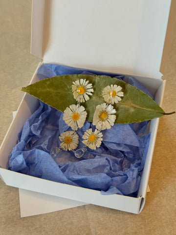 Pendientes Tres Margaritas de Syringa Jewels: Bellis
perennis en resina UV en cascada con colgante de cristal.