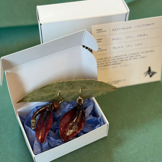 Pendientes Árbol del Coral de Syringa Jewels: flor roja granate en resina UV con colgante de cristal facetado.