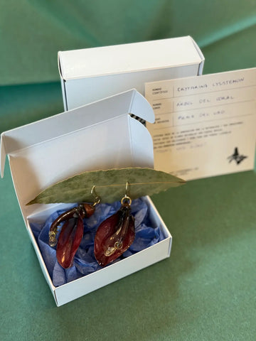 Pendientes Árbol del Coral de Syringa Jewels: flor roja granate en resina UV con colgante de cristal facetado.
