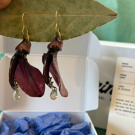 Pendientes Árbol del Coral de Syringa Jewels: flor roja granate en resina UV con colgante de cristal facetado.