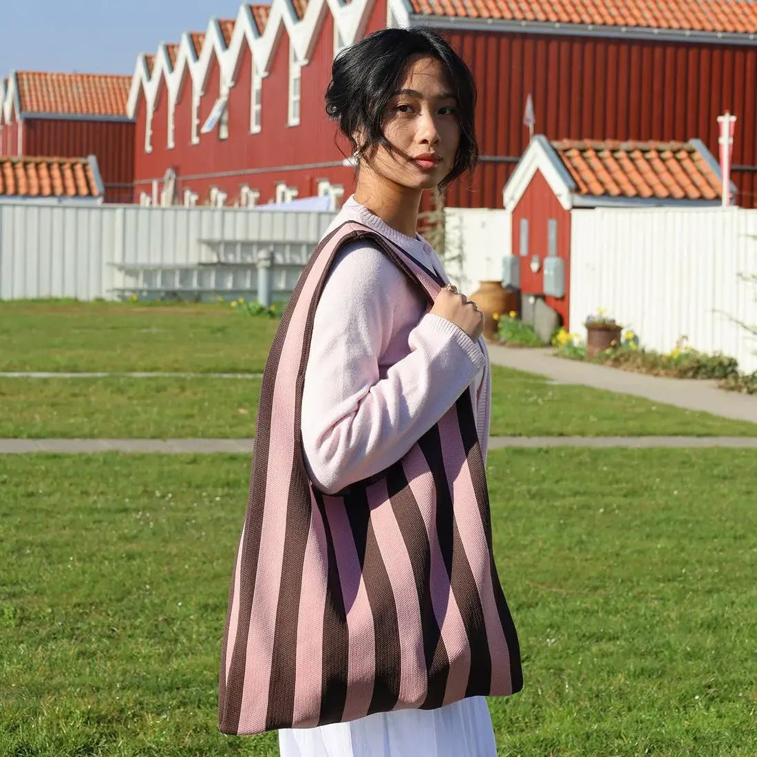 Bolso Olivia Net de By Stær en tejido de punto, colores rosa y marrón suave, 44×37,5 cm.