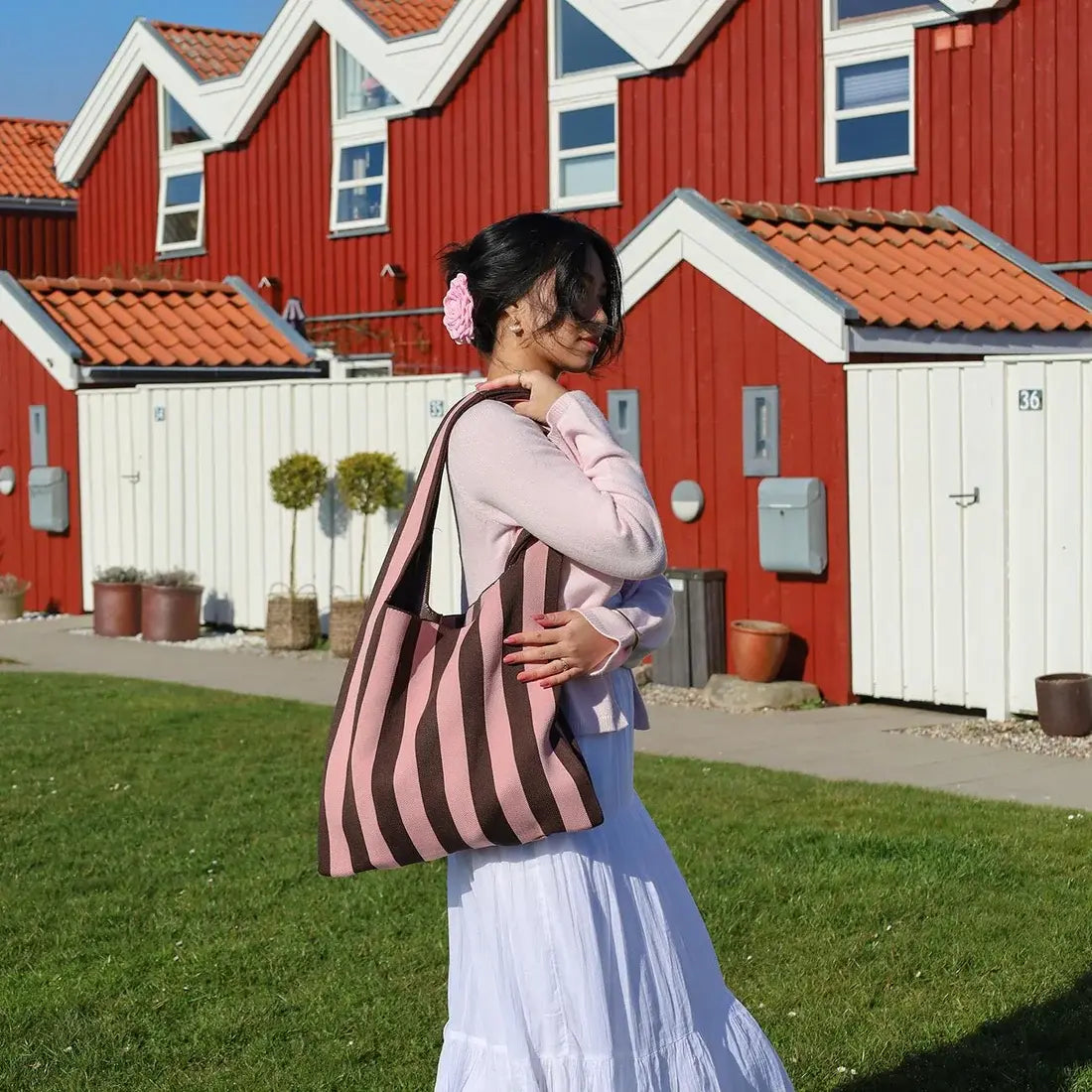Bolso Olivia Net de By Stær en tejido de punto, colores rosa y marrón suave, 44×37,5 cm.