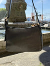Bolso pequeño estructurado de piel napa negra con asa ajustable y diseño minimalista de la marca Hangover of Fashion, fabricado artesanalmente en España.