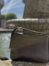 Bolso pequeño estructurado de piel napa negra con asa ajustable y diseño minimalista de la marca Hangover of Fashion, fabricado artesanalmente en España.