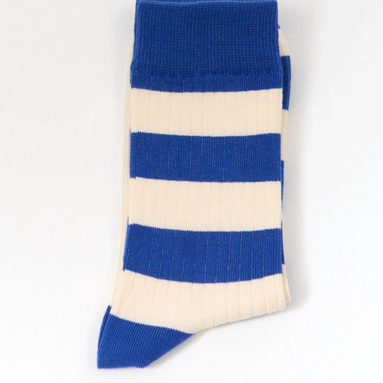 Calcetines de media caña con estampado de rayas azules y blancas, textura de canalé fino en algodón orgánico certificado de la marca sostenible Suite13 Lab.