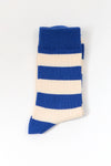 Calcetines de media caña con estampado de rayas azules y blancas, textura de canalé fino en algodón orgánico certificado de la marca sostenible Suite13 Lab.