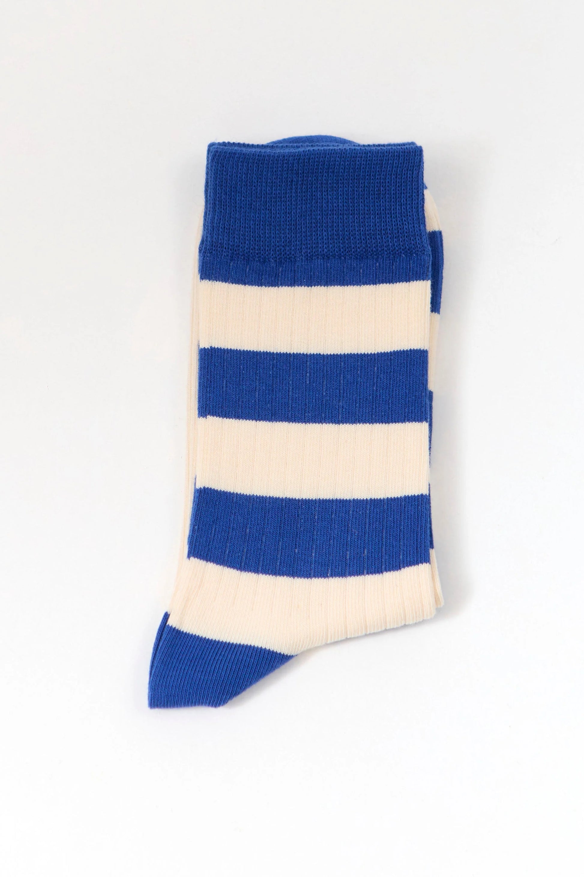 Calcetines de media caña con estampado de rayas azules y blancas, textura de canalé fino en algodón orgánico certificado de la marca sostenible Suite13 Lab.
