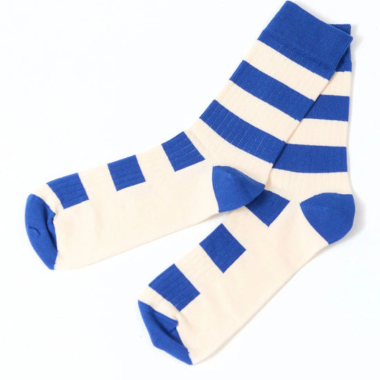 Calcetines de media caña con estampado de rayas azules y blancas, textura de canalé fino en algodón orgánico certificado de la marca sostenible Suite13 Lab.