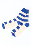 Calcetines de media caña con estampado de rayas azules y blancas, textura de canalé fino en algodón orgánico certificado de la marca sostenible Suite13 Lab.
