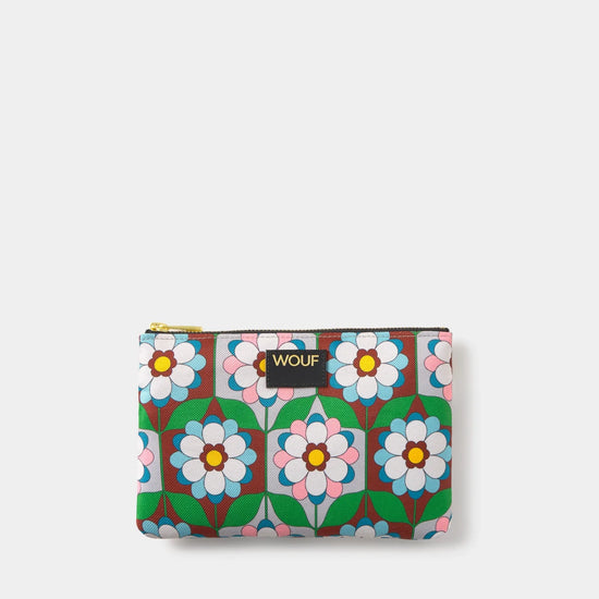 Pequeña funda plana con estampado geométrico multicolor, cierre de cremallera superior y etiqueta de cuero reciclado, modelo Kaleido Pouch de Wouf.