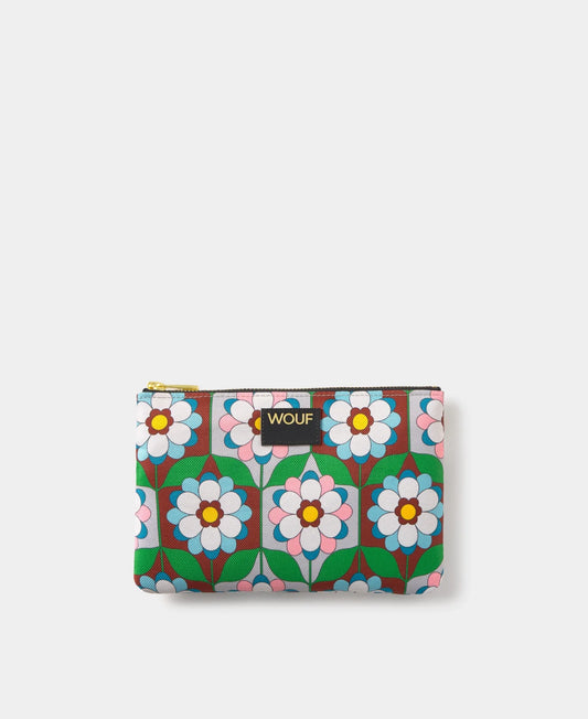 Pequeña funda plana con estampado geométrico multicolor, cierre de cremallera superior y etiqueta de cuero reciclado, modelo Kaleido Pouch de Wouf.