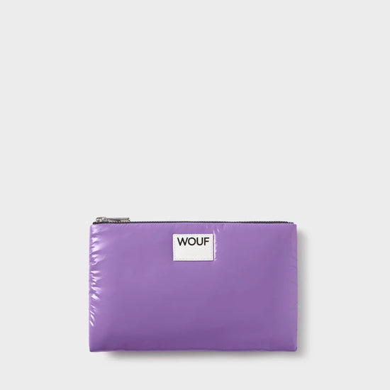 Pequeña funda plana con estampado color  lavanda, acabado brillante, cierre de cremallera superior y etiqueta de piel, modelo Lavender Pouch de Wouf.
