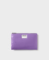 Pequeña funda plana con estampado color  lavanda, acabado brillante, cierre de cremallera superior y etiqueta de piel, modelo Lavender Pouch de Wouf.