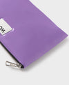 Pequeña funda plana con estampado color  lavanda, acabado brillante, cierre de cremallera superior y etiqueta de piel, modelo Lavender Pouch de Wouf.
