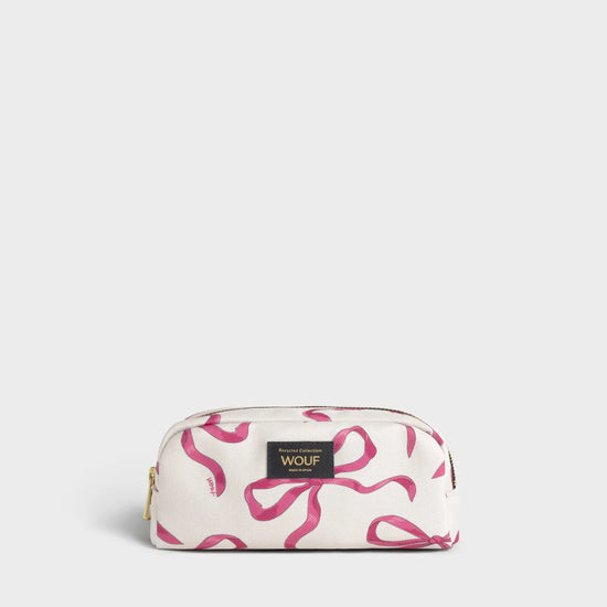 Neceser de maquillaje con estampado floral de la colección Rita de Wouf, con cierre de cremallera superior, etiqueta de cuero reciclado y fondo en tonos cálidos.