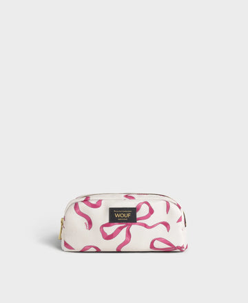 Neceser de maquillaje con estampado floral de la colección Rita de Wouf, con cierre de cremallera superior, etiqueta de cuero reciclado y fondo en tonos cálidos.