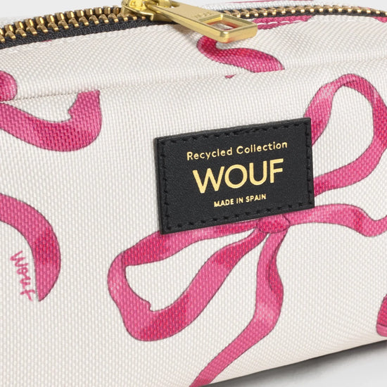 Neceser de maquillaje con estampado floral de la colección Rita de Wouf, con cierre de cremallera superior, etiqueta de cuero reciclado y fondo en tonos cálidos.