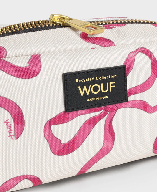 Neceser de maquillaje con estampado floral de la colección Rita de Wouf, con cierre de cremallera superior, etiqueta de cuero reciclado y fondo en tonos cálidos.