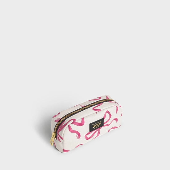 Neceser de maquillaje con estampado floral de la colección Rita de Wouf, con cierre de cremallera superior, etiqueta de cuero reciclado y fondo en tonos cálidos.