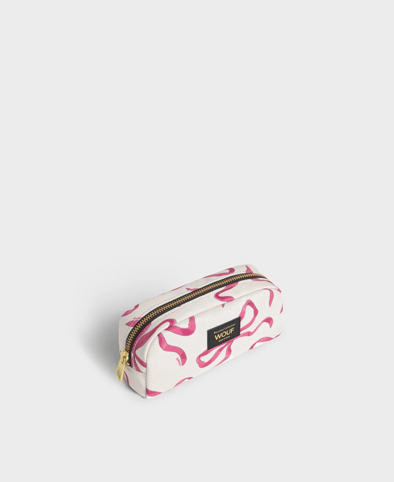 Neceser de maquillaje con estampado floral de la colección Rita de Wouf, con cierre de cremallera superior, etiqueta de cuero reciclado y fondo en tonos cálidos.