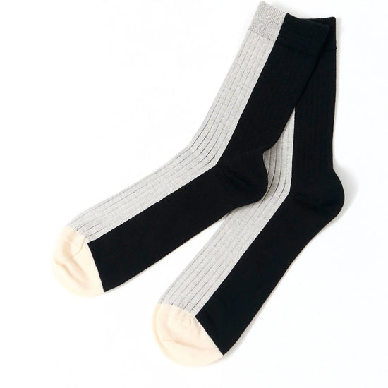 Calcetines de media caña bicolores en negro con contraste, textura de canalé de algodón orgánico certificado y ajuste elástico de la marca Suite13 Lab.
