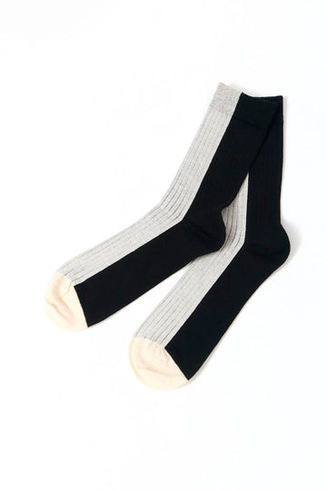 Calcetines de media caña bicolores en negro con contraste, textura de canalé de algodón orgánico certificado y ajuste elástico de la marca Suite13 Lab.