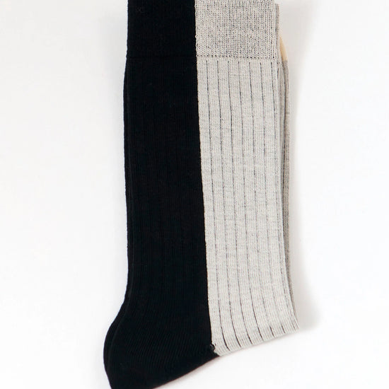 Calcetines de media caña bicolores en negro con contraste, textura de canalé de algodón orgánico certificado y ajuste elástico de la marca Suite13 Lab.