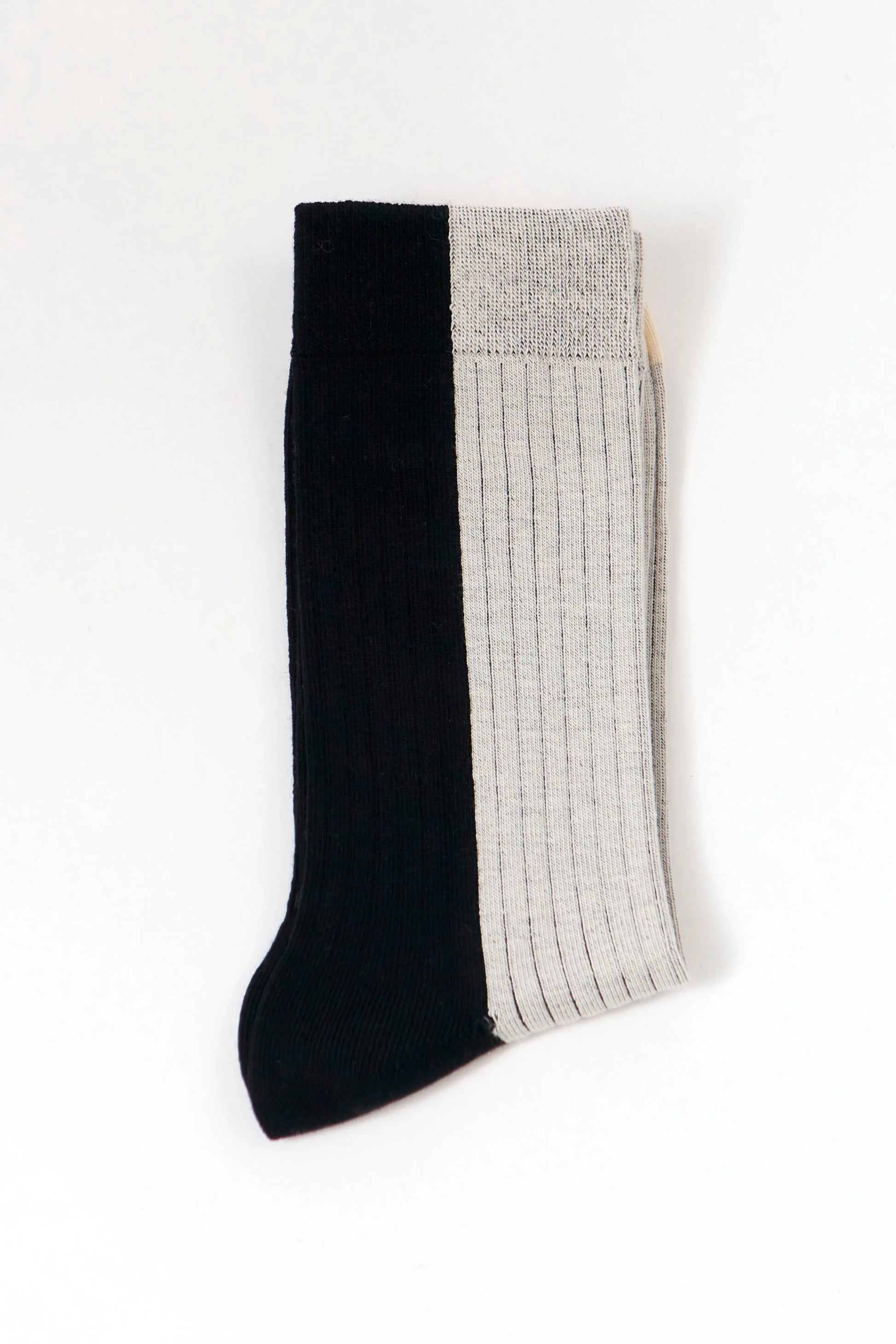 Calcetines de media caña bicolores en negro con contraste, textura de canalé de algodón orgánico certificado y ajuste elástico de la marca Suite13 Lab.