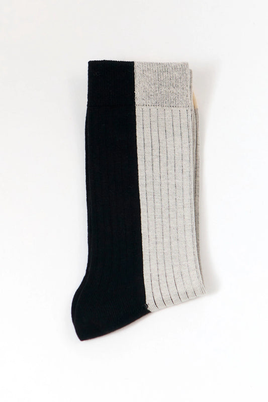 Calcetines de media caña bicolores en negro con contraste, textura de canalé de algodón orgánico certificado y ajuste elástico de la marca Suite13 Lab.