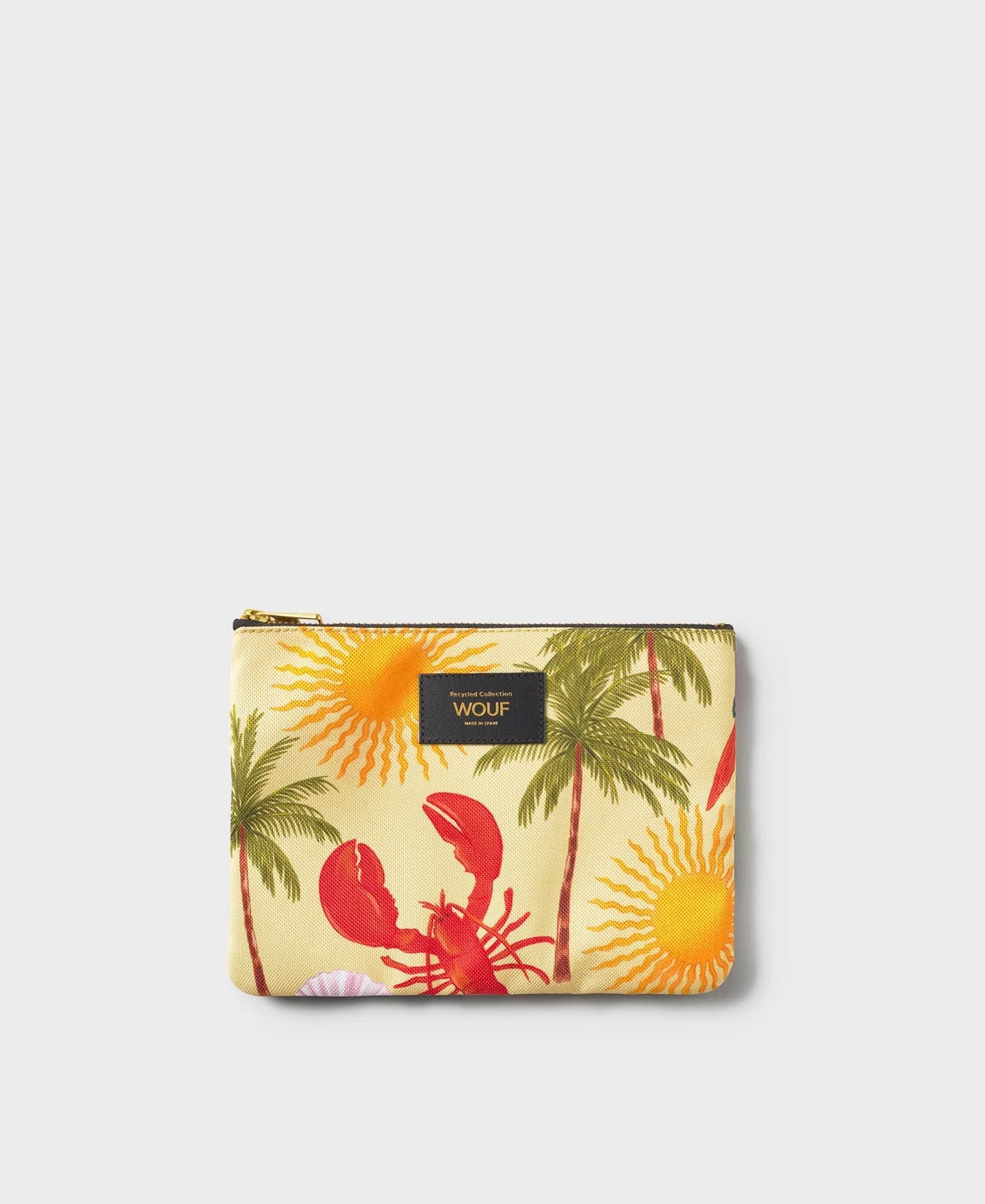 Neceser plano con estampado tropical de aves y flores exóticas sobre fondo oscuro, con cierre de cremallera dorada y etiqueta de cuero reciclado de Wouf.
