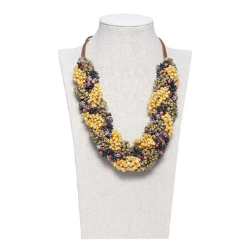 Collar Alecrín de Montse Betanzos: conchas marinas en
amarillo, rosa y verde oscuro, cordón anudado, 48 cm.