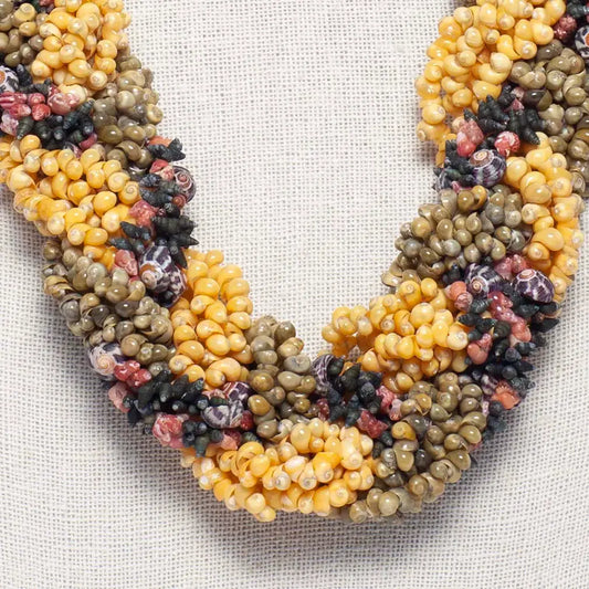 Collar Alecrín de Montse Betanzos: conchas marinas en
amarillo, rosa y verde oscuro, cordón anudado, 48 cm.