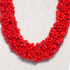 Collar Coraleiro Mongo de Montse Betanzos: caracoles
marinos pequeños y redondos teñidos en rojo, 48 cm.