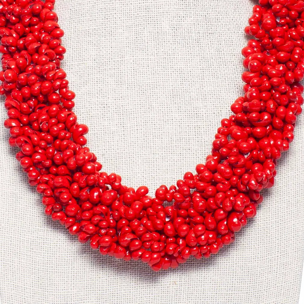 Collar Coraleiro Mongo de Montse Betanzos: caracoles
marinos pequeños y redondos teñidos en rojo, 48 cm.