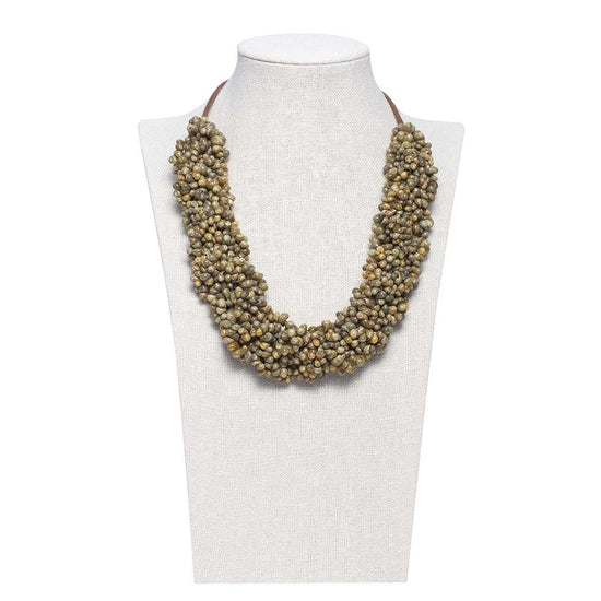 Collar Frouxeira Verde de Montse Betanzos: caracolillos
marinos verdes sobre cordón de algodón encerado, 50 cm.