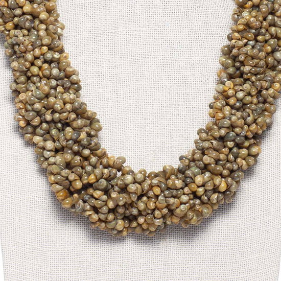 Collar Frouxeira Verde de Montse Betanzos: caracolillos
marinos verdes sobre cordón de algodón encerado, 50 cm.