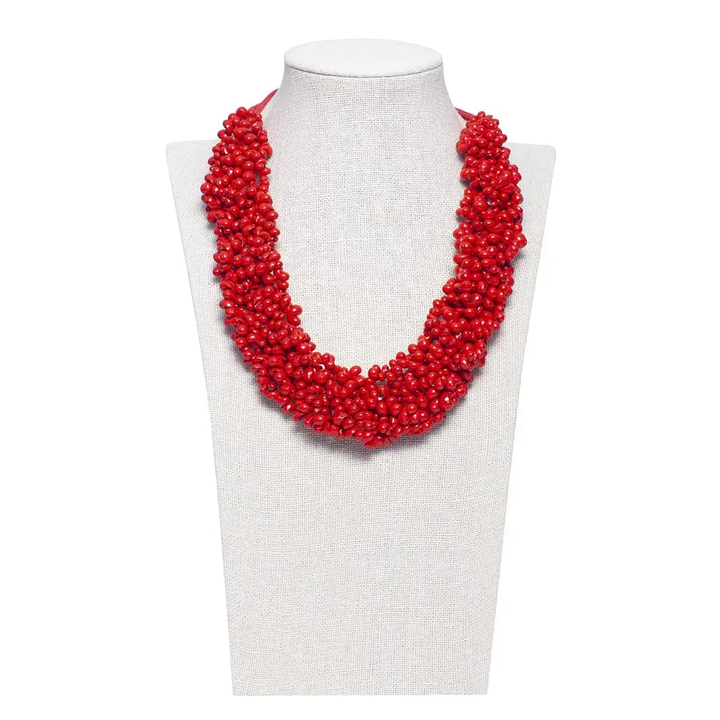 Collar Coraleiro Mongo de Montse Betanzos: caracoles
marinos pequeños y redondos teñidos en rojo, 48 cm.