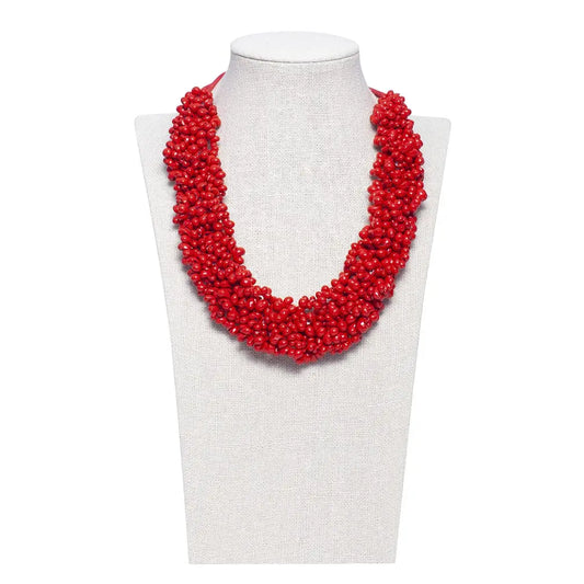 Collar Coraleiro Mongo de Montse Betanzos: caracoles
marinos pequeños y redondos teñidos en rojo, 48 cm.
