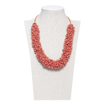 Collar Rosalía de Montse Betanzos: caracolas marinas en
rosa coral sobre cordón de algodón encerado, 48 cm.