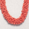Collar Rosalía de Montse Betanzos: caracolas marinas en
rosa coral sobre cordón de algodón encerado, 48 cm.