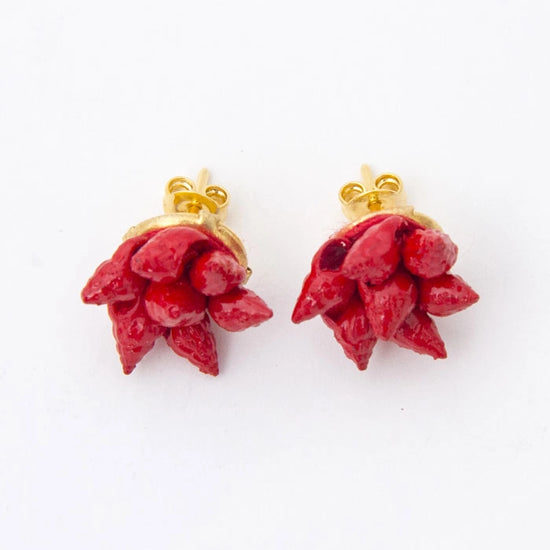 Pendientes de tuerca Ibiza Coral de Montse Betanzos:
conchas rojas cosidas sobre base dorada, 1,5 cm.